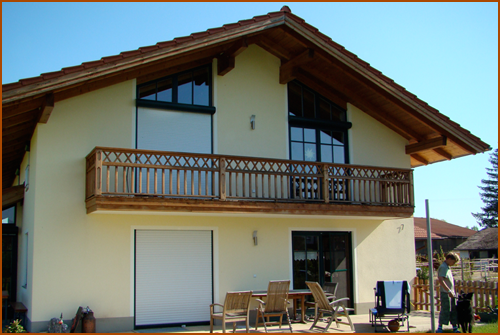 Holzbalkon an modernem Einfamilienhaus