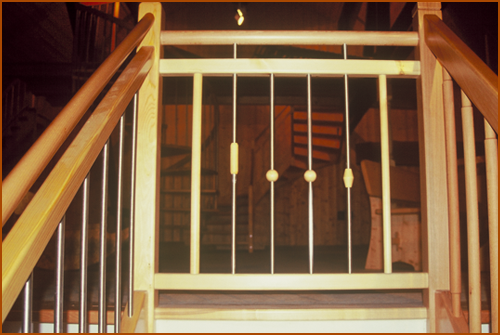 Geländer- und Pfostenkombination mit Edelstahl