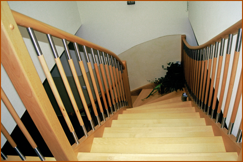 Holzgeländer mit Rundstäben aus Edelstahl