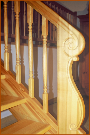Treppe mit geschnitzter Holzwange