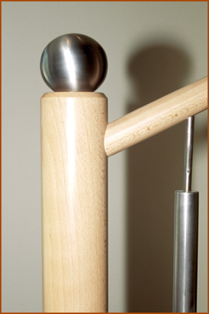 Säule aus Buche mit Stahlkugel