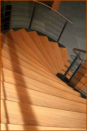 Stahlwangen mit Holzauflage