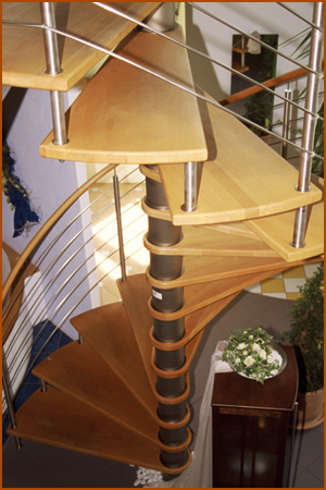 Spindeltreppe - Stahl mit Holz kombiniert