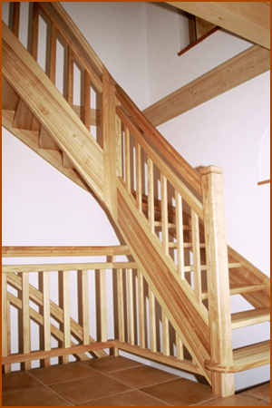 Treppe: Esche mit auf aufgesetztem Handlauf